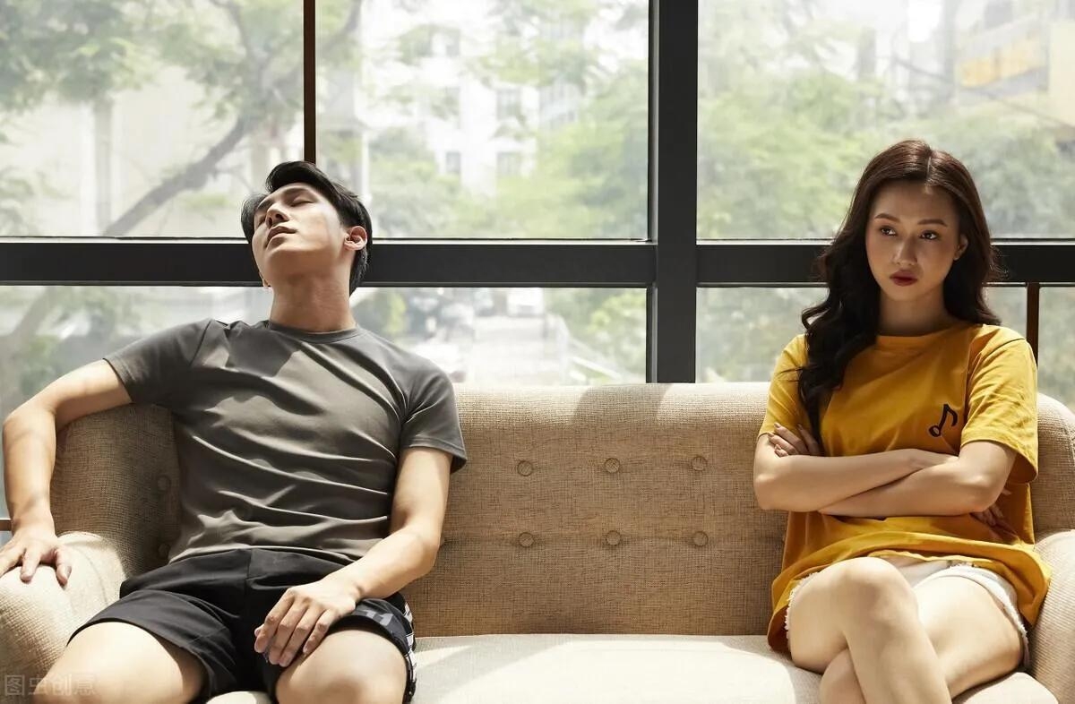 婆婆哭诉：因为我炫耀了2件事，儿子停发生活费，儿媳不让我登门