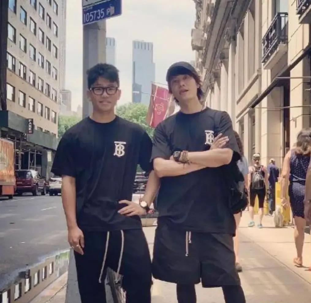 陈坤|陈坤被拍怀抱3岁男童出现在某别墅区，小孩和他极其亲密引网友热议