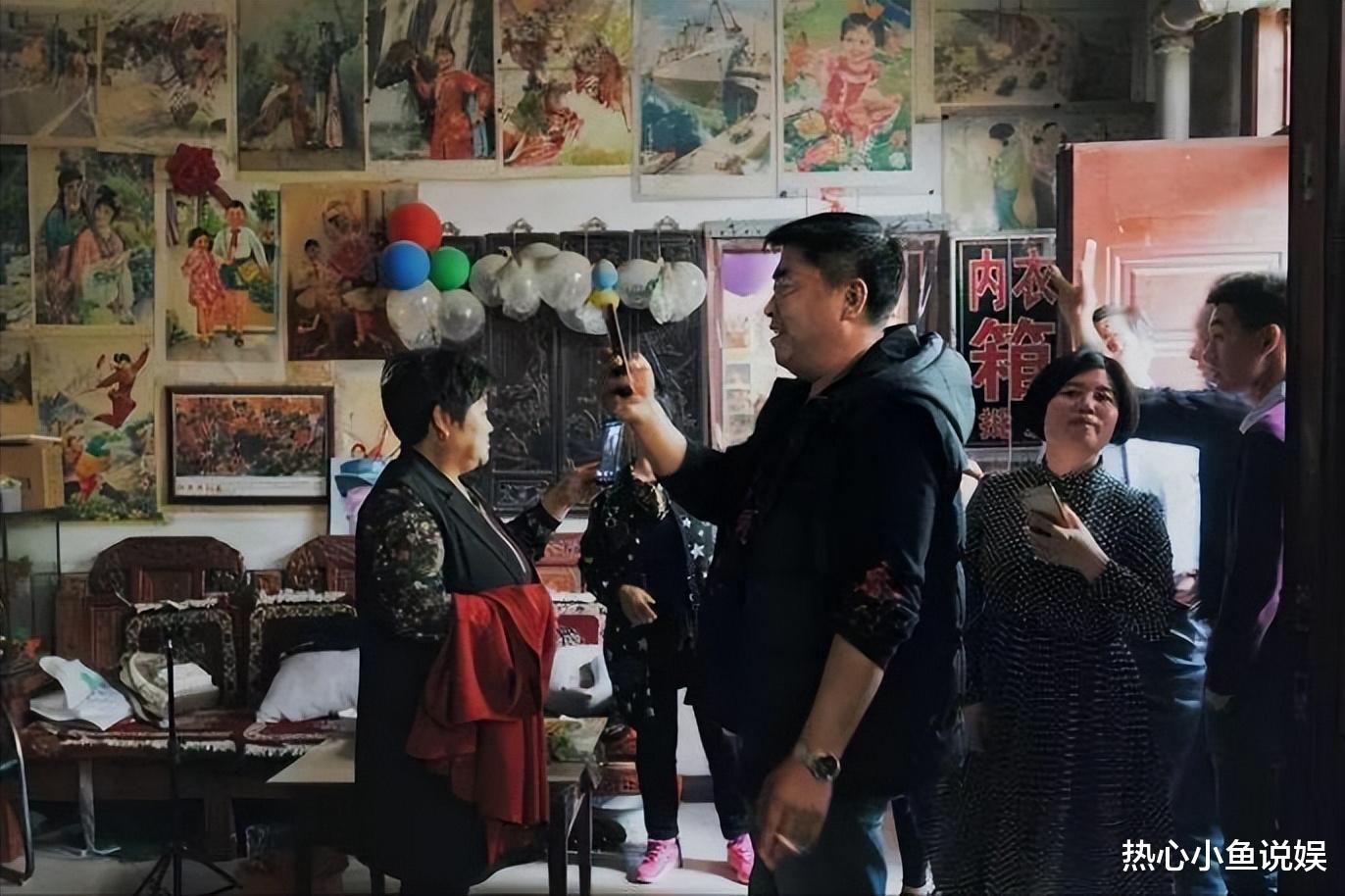 儿子离婚，签百万借条，身价不菲的大衣哥，终为没文化付出了代价