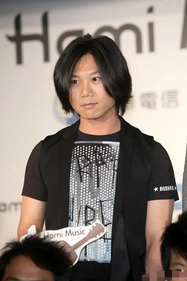 郑钧演唱会上表白妻子刘芸,自己都唱劈了,证明是真唱!