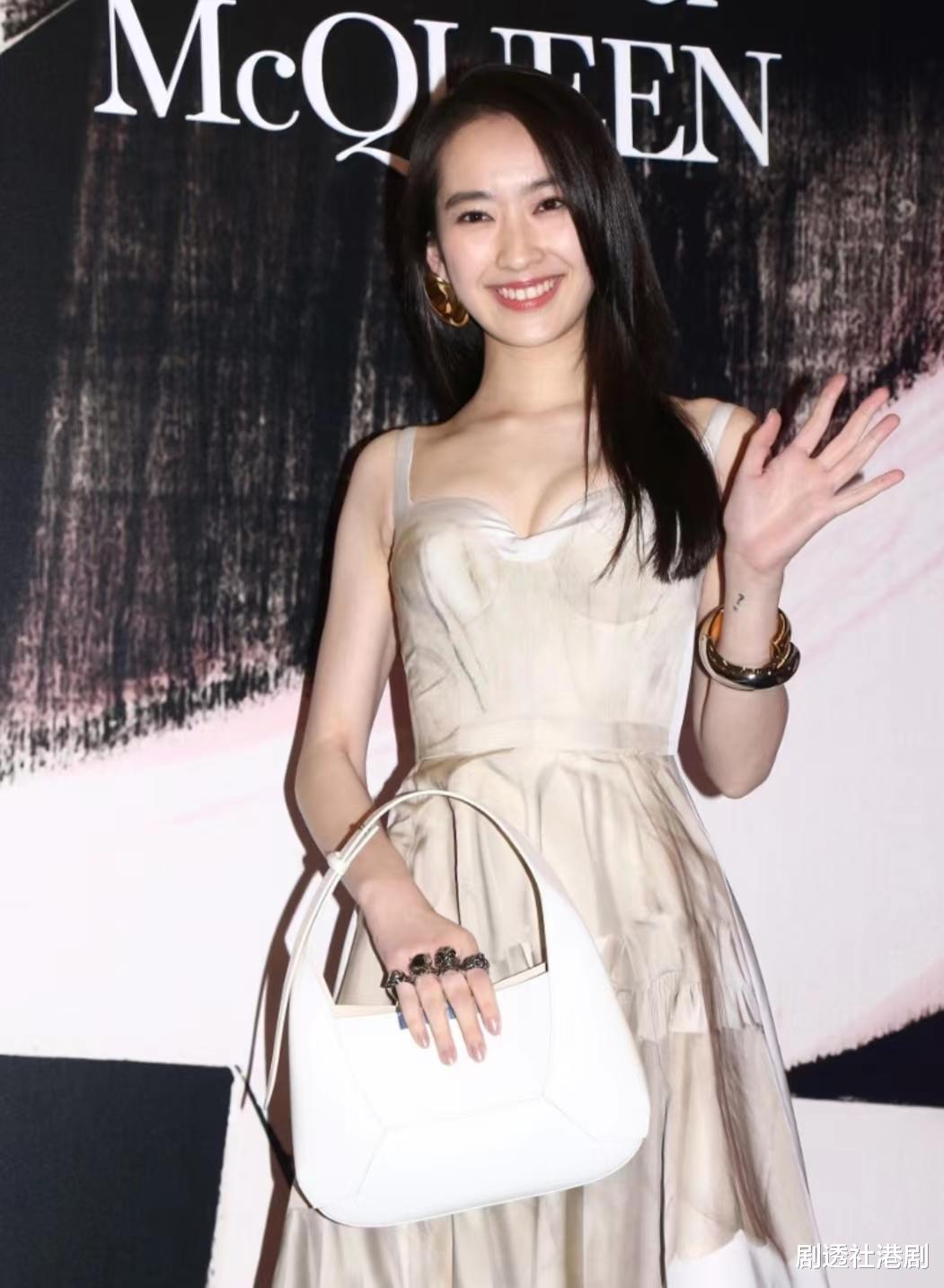 女神封盘!星二代小花低调放闪致地下恋曝光,男方是肌肉型男小生