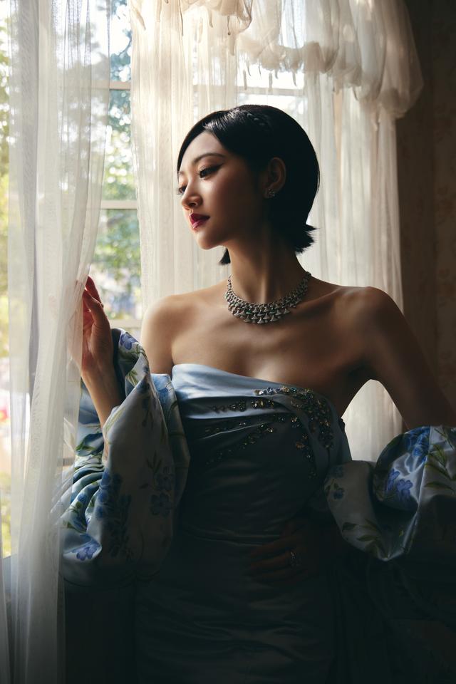 景甜蓝色抹胸拖尾裙短发妆造