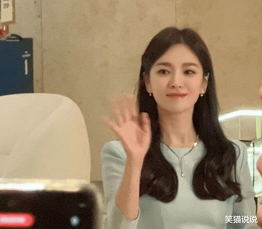 宋慧乔晒度假照:身穿白色卫衣好休闲,与闺蜜亲密贴脸合照!