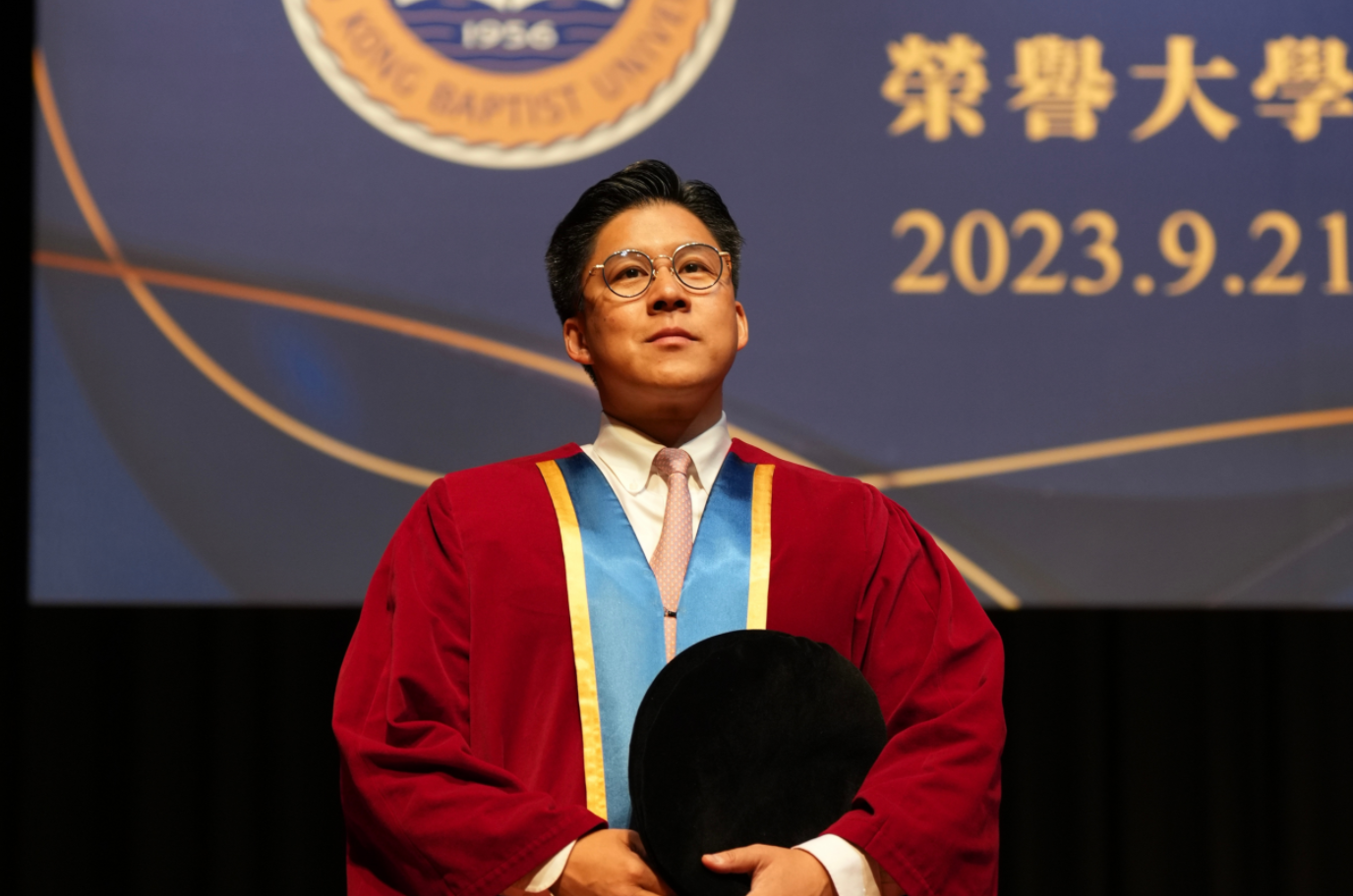 44岁霍启刚赶往杭州!向志愿者竖起大拇指,77岁父亲现身助威中国盛会