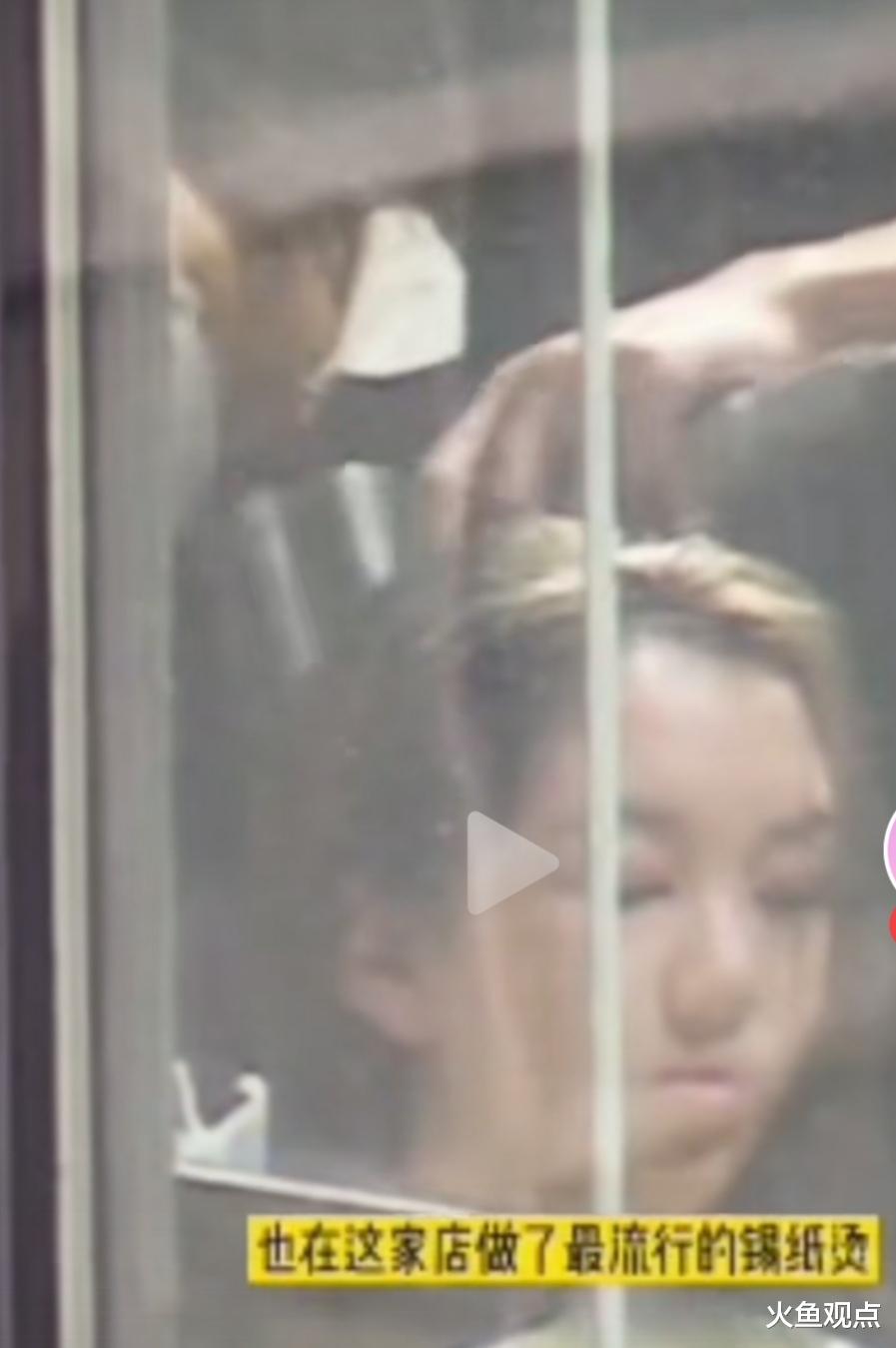 王菲陪李嫣做头发教朋友唱歌,手按对方肚子超认真,温馨又狼狈!