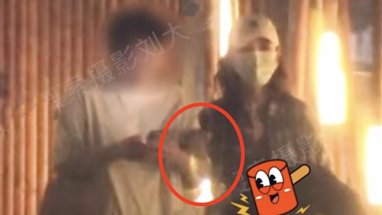 baby和经纪人贾士凯挽手去酒店，两人拥抱告别，举止亲密引误会