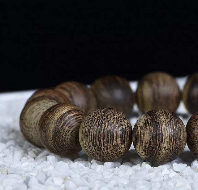 沉香手串|鉴别沉香手串分6步,想入手假沉香手串都难!