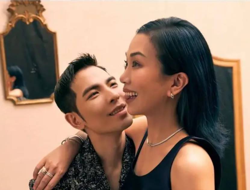 萧敬腾夫妻七夕拍大片,两人同框被嘲像母子,女方态度强势不生子