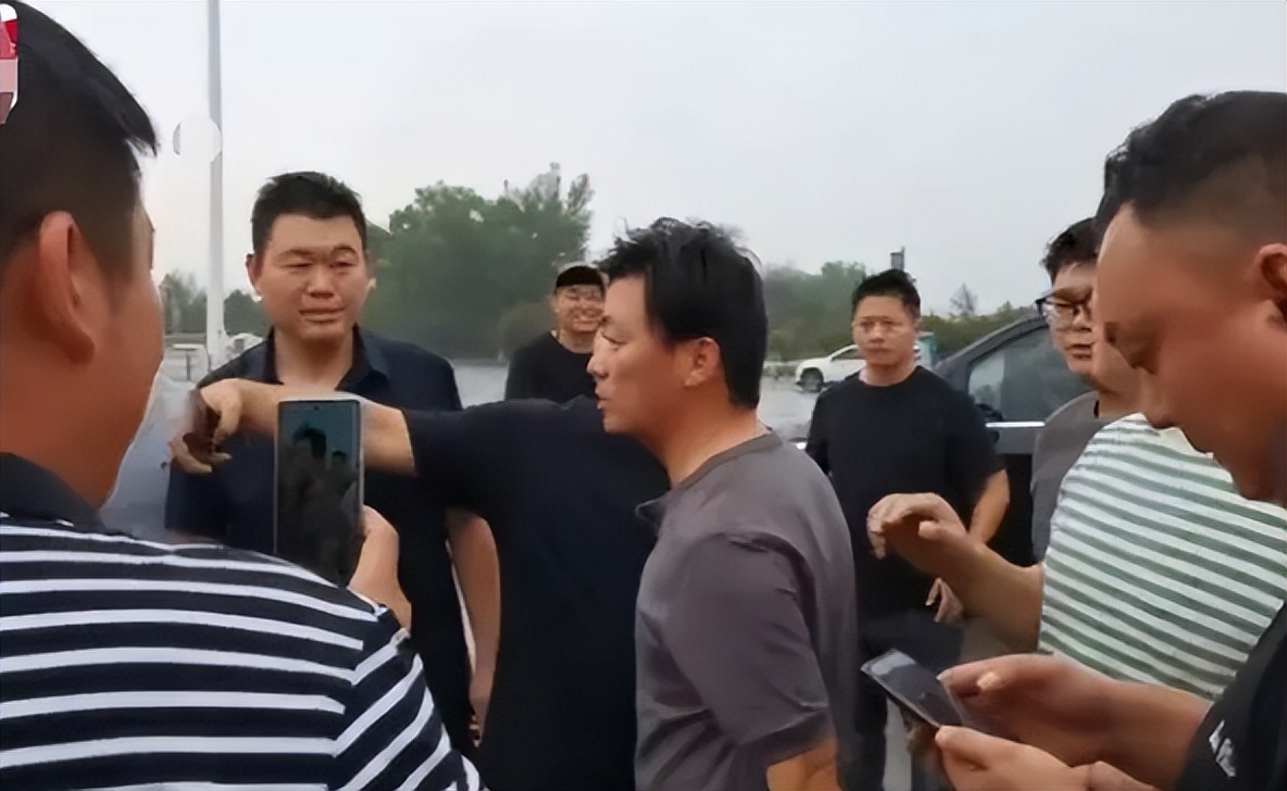 王宝强亲自前往救灾现场，虽然送的便宜货物，却获得所有人的尊重