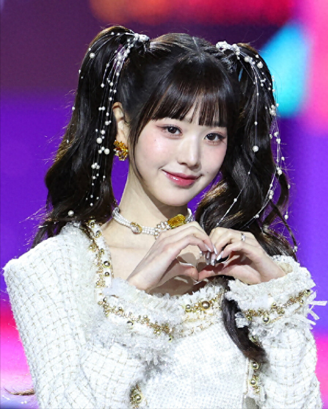 行走的芭比娃娃!张元英穿短裙亮相活动,扎双马尾嫩得可以掐出水