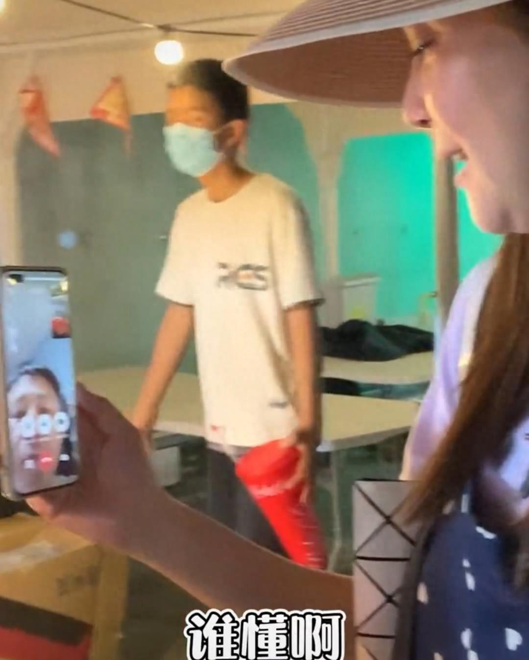 演员王一楠逛夜市,老公碎碎念是真爱!路人直呼:尓豪扮演者老婆