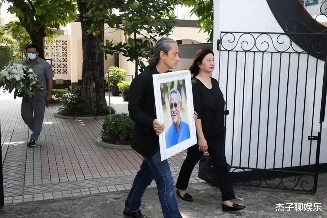 |吴耀汉一路走好!洪金宝情绪低落独坐灵堂,与李建华相比显落寞
