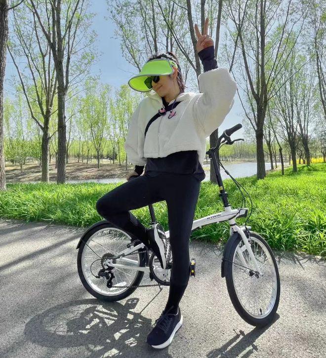 何洁 37岁何洁素颜老了不少！减肥两个月瘦一大圈，罕见晒出泳装照