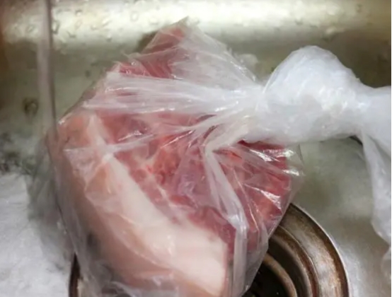 猪肉|为什么聪明人，从不用水泡来解冻猪肉？教你一个招解冻快还新鲜！