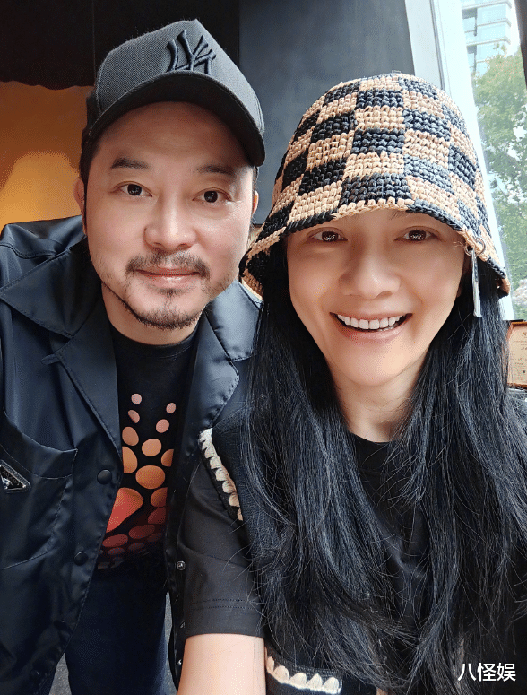 48岁胡可与沙溢拍大片,维护老公还是很帅,否认怀三胎追生女儿