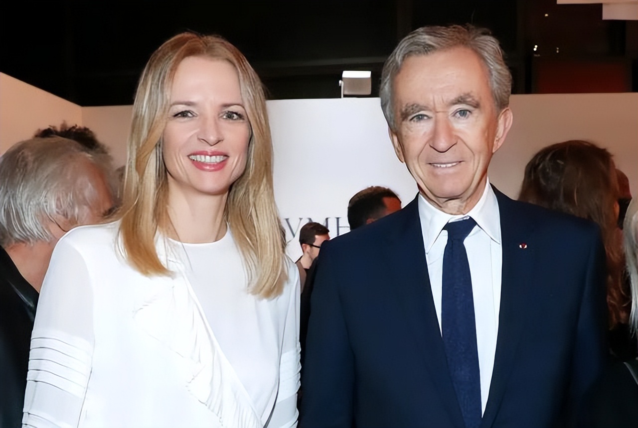 曝LV总裁涉嫌违法被查，三公子或将受牵连，网友：Lisa白脱了