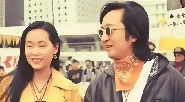 60岁香港影后低调现身足球赛难掩满头白发！