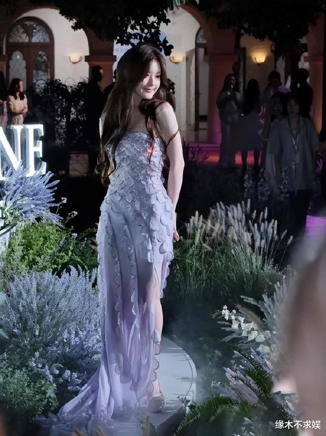 24岁赵露思人鱼造型直播,生图显黑太臃肿,四肢粗壮如胖20斤!