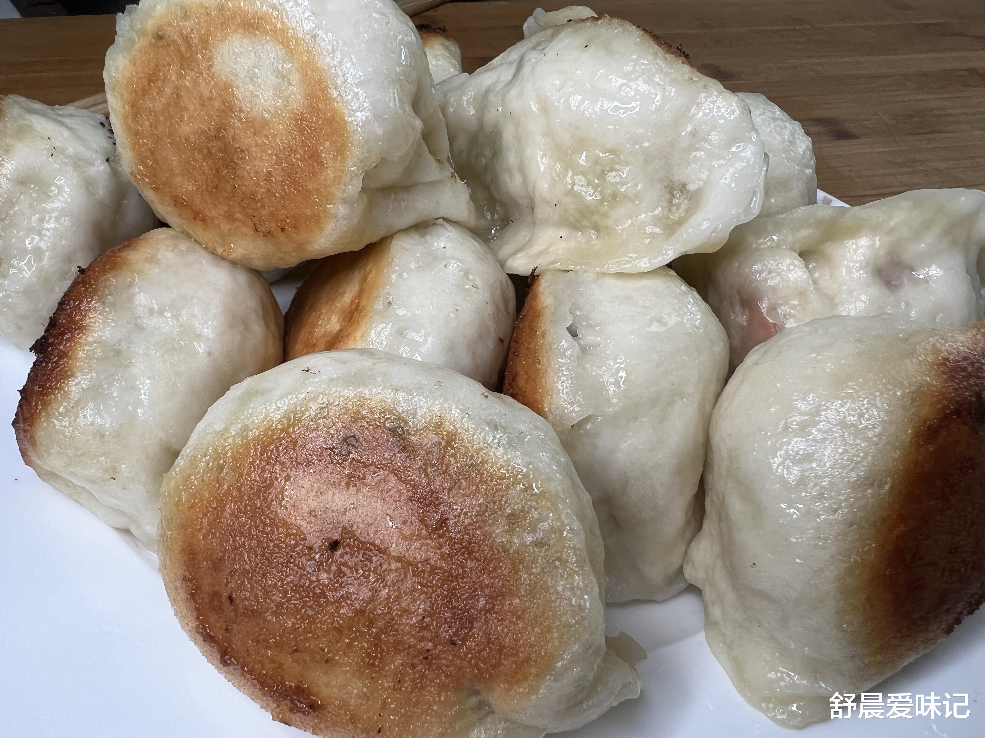 豆角|豆角水饺包的家常做法,馅料鲜美,面皮蓬松柔软,底部焦香可口