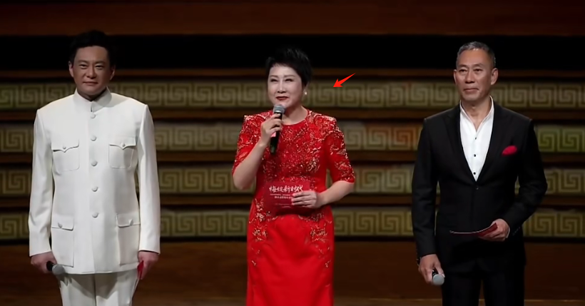 当61岁张凯丽和55岁周涛站在一起，我才明白什么叫气质和骨相