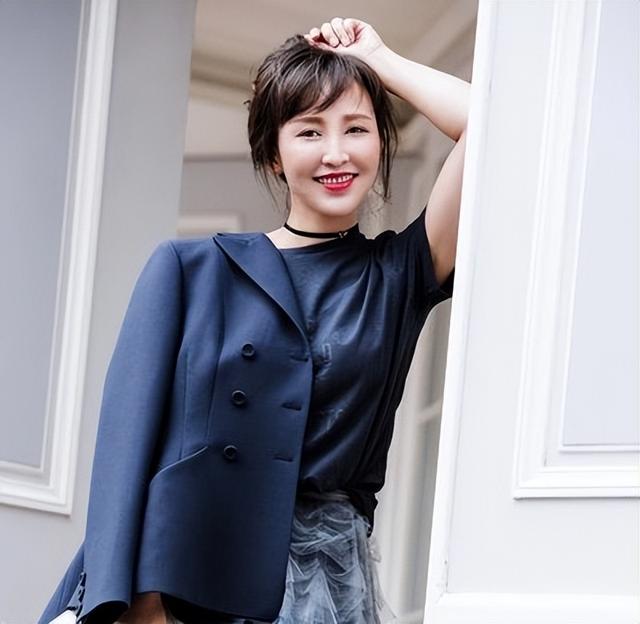 19岁与导演私奔裸婚,在地下室连生3胎,如今丈夫用7部剧将她捧红