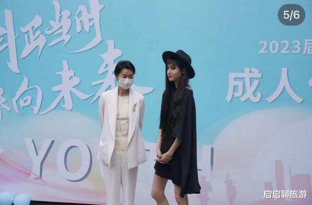 |毛阿敏出席女儿成人礼，女儿嘴上唇钉抢镜，打扮前卫似女巫