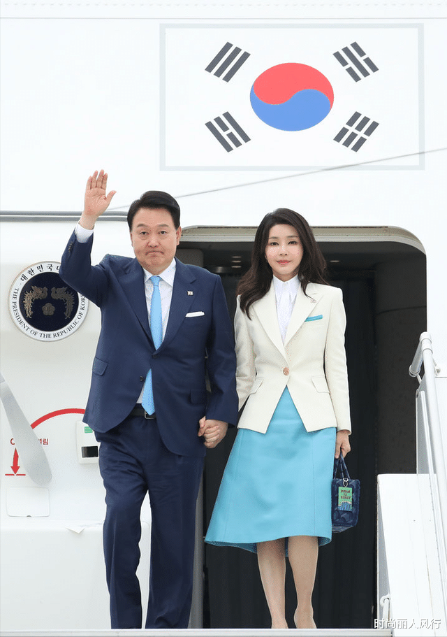 西装 布丽吉特遇到对手了！韩国第一夫人惊艳闪耀法国，穿韩服大秀东方美