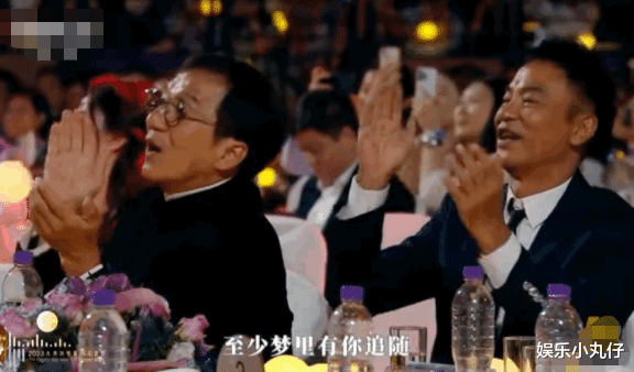 王一博大湾区晚会引争议,话筒未到歌声依旧,唱完就走被骂耍大牌