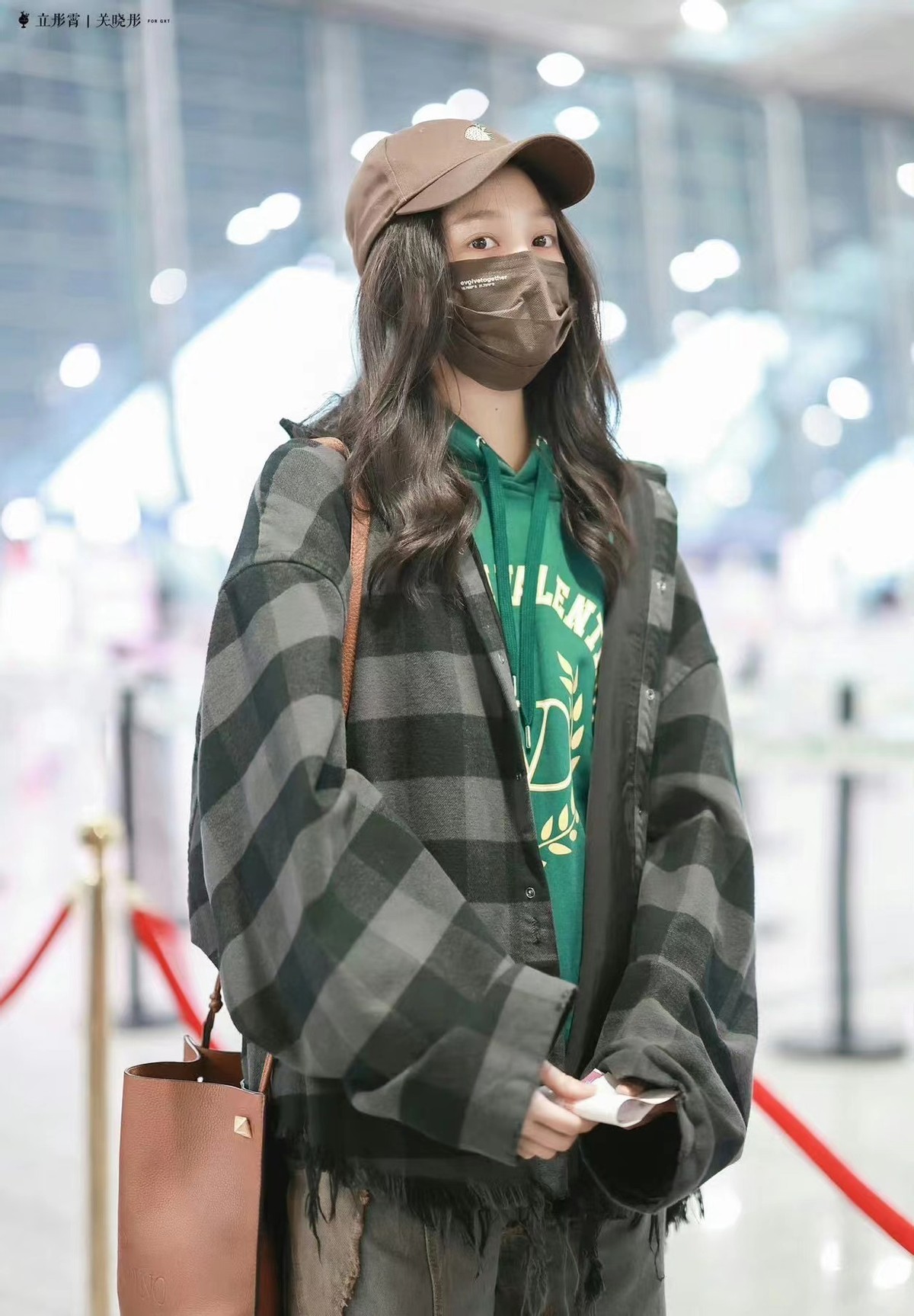 杨幂|大半个娱乐圈的明星齐聚上海!杨幂一身潮装好吸睛,关晓彤更时尚