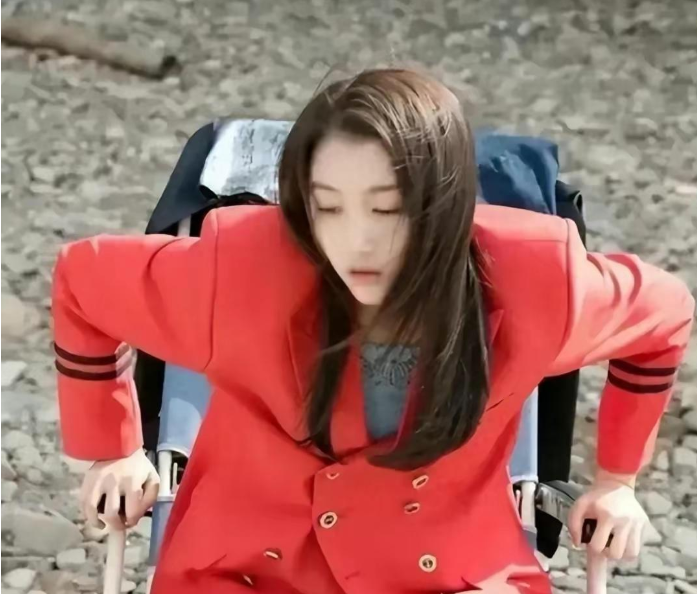 关晓彤海边游玩照片曝光,角度刁钻太恶意,网友:摄影师太坏了