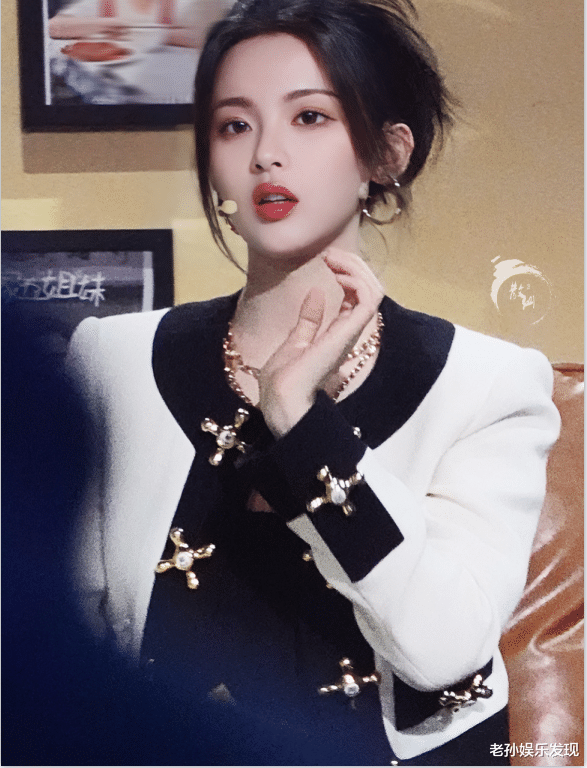 杨超越|杨超越很有表情地连说三个“暴”