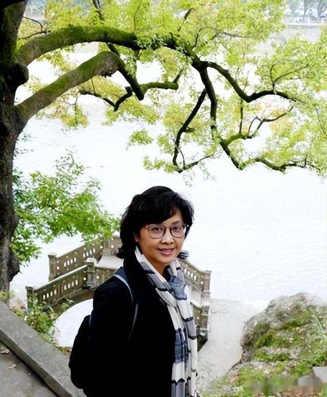 看到71岁朱琳老去的模样,才发现:杨洁选的第一美女果然名不虚传