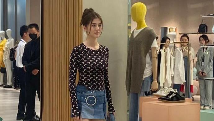 林峰妻子张馨月生图曝光, 毛孔粗大老10岁, 和林峰发际线双双上移