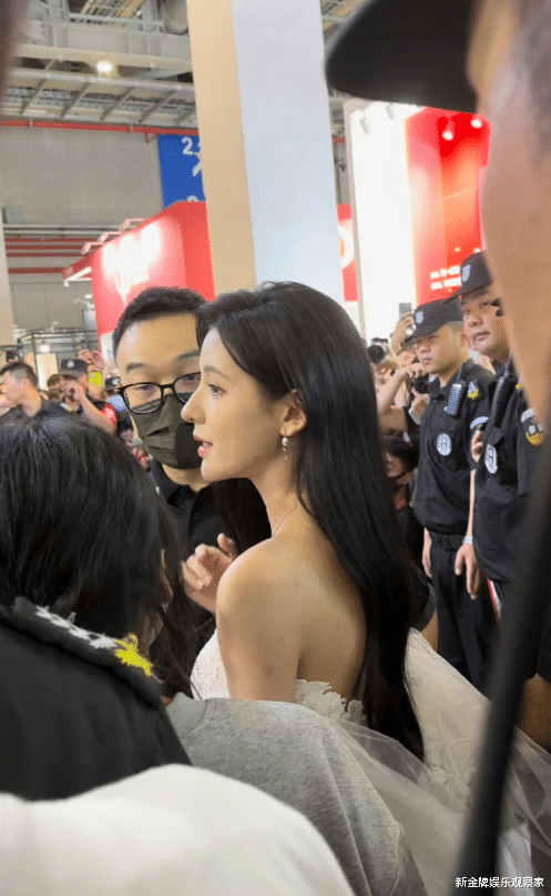 路人拍的张予曦上热搜,仰拍俯拍侧拍都扛住,努力扮丑自拍却美翻