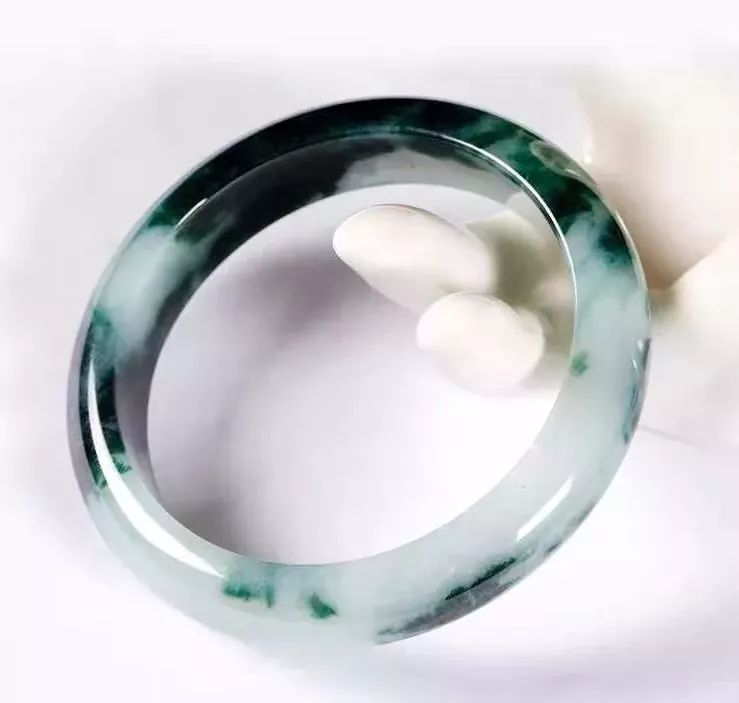 翡翠手镯圈口到底是买大好，还是买小好？