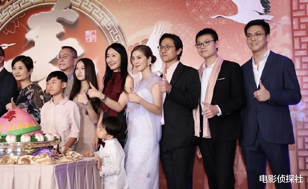 吴千语和施伯雄证婚仪式曝光!女方打扮喜庆,六个金手镯抢镜