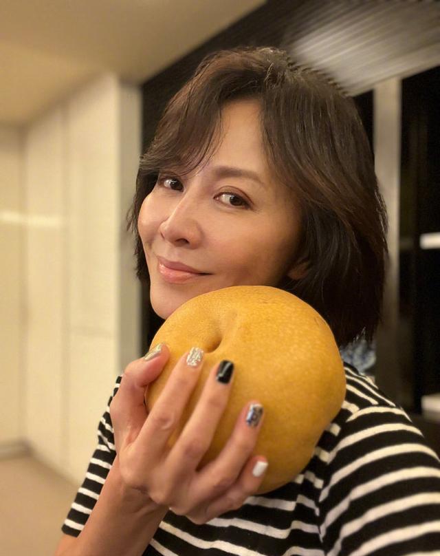 梁朝伟王菲多年后同框，一个爽朗一个腼腆，刘嘉玲在线磕友情糖