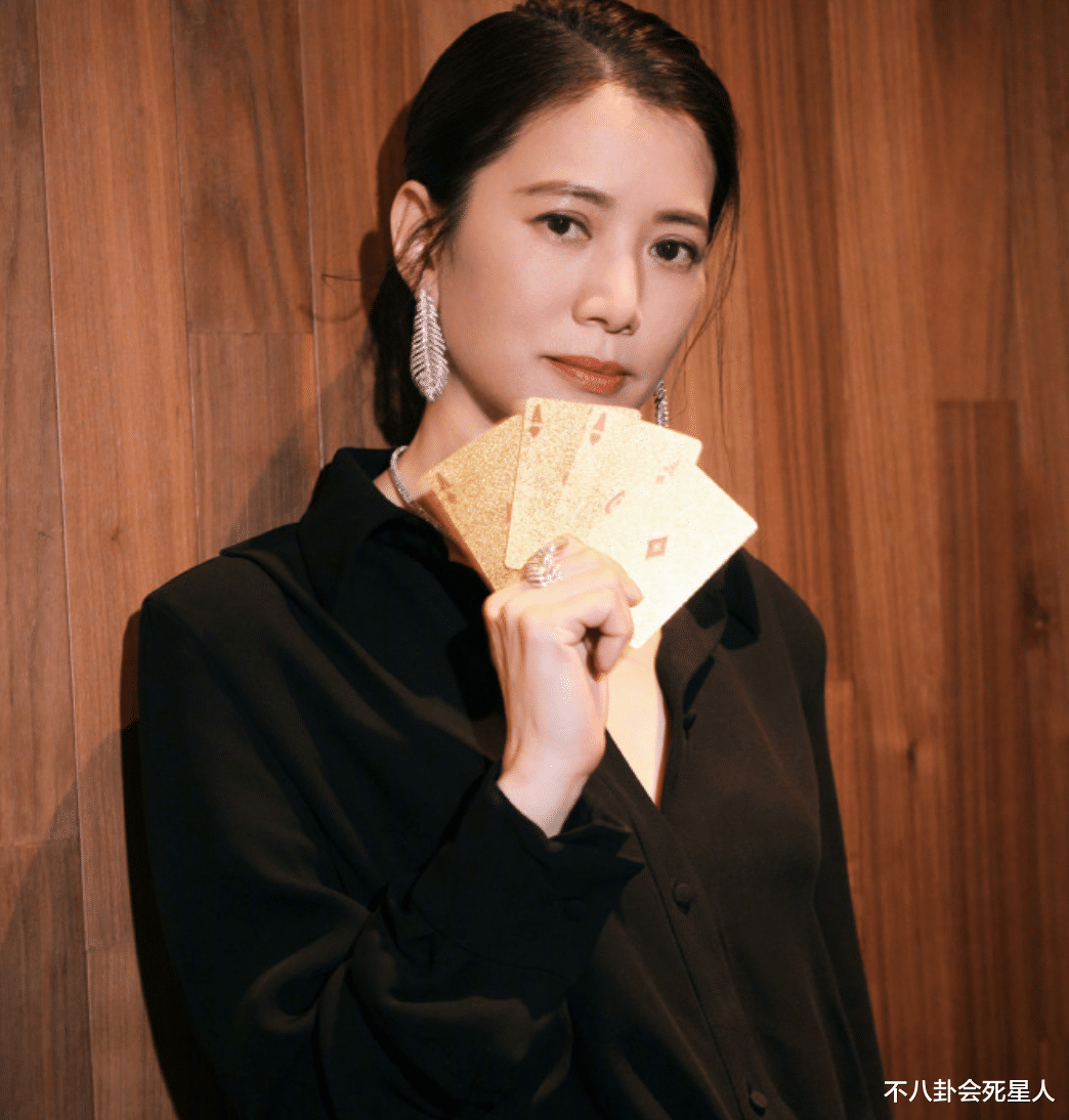 张智霖儿子道歉，承认歧视亚裔，袁咏仪评论区沦陷，网友字字诛心