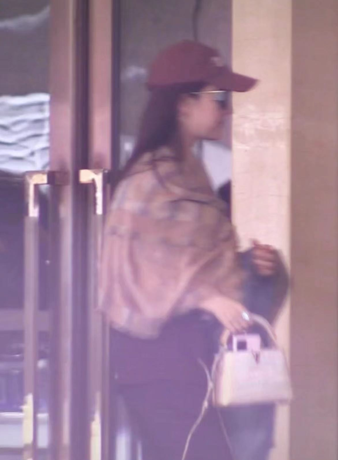 刘亦菲|刘亦菲现身不修边幅被吐槽，拎16万包穿搭没眼看，双下巴显富态