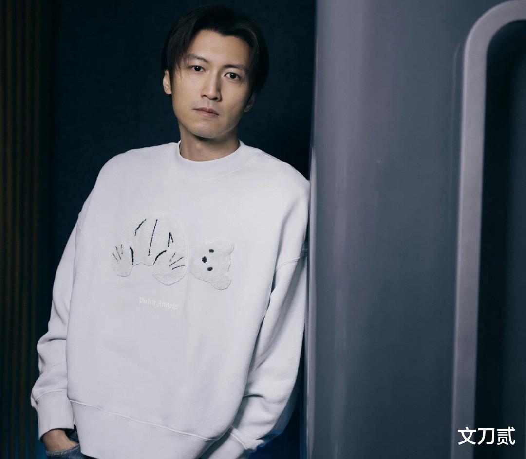 谢霆锋带大儿子澳洲度假,Lucas酷似爸爸,父子俩身高相差无几