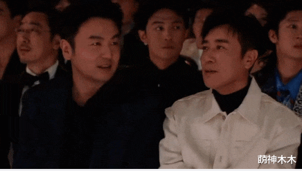 星光大赏台下好精彩：胡歌无聊睡着，赵露思看手机，王一博玩快闪