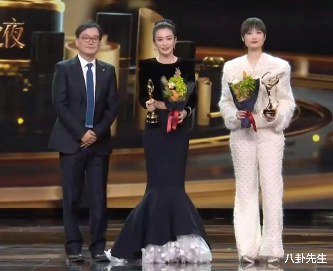 微博之夜|微博之夜丑造型真不少:刘亦菲关晓彤露肩裙显胖,谷爱凌袖套抢镜