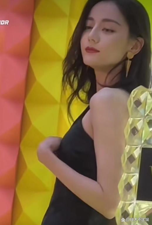 迪丽热巴|迪丽热巴现身免税店，海量生图曝光，被嘲比例不佳、全靠打扮！