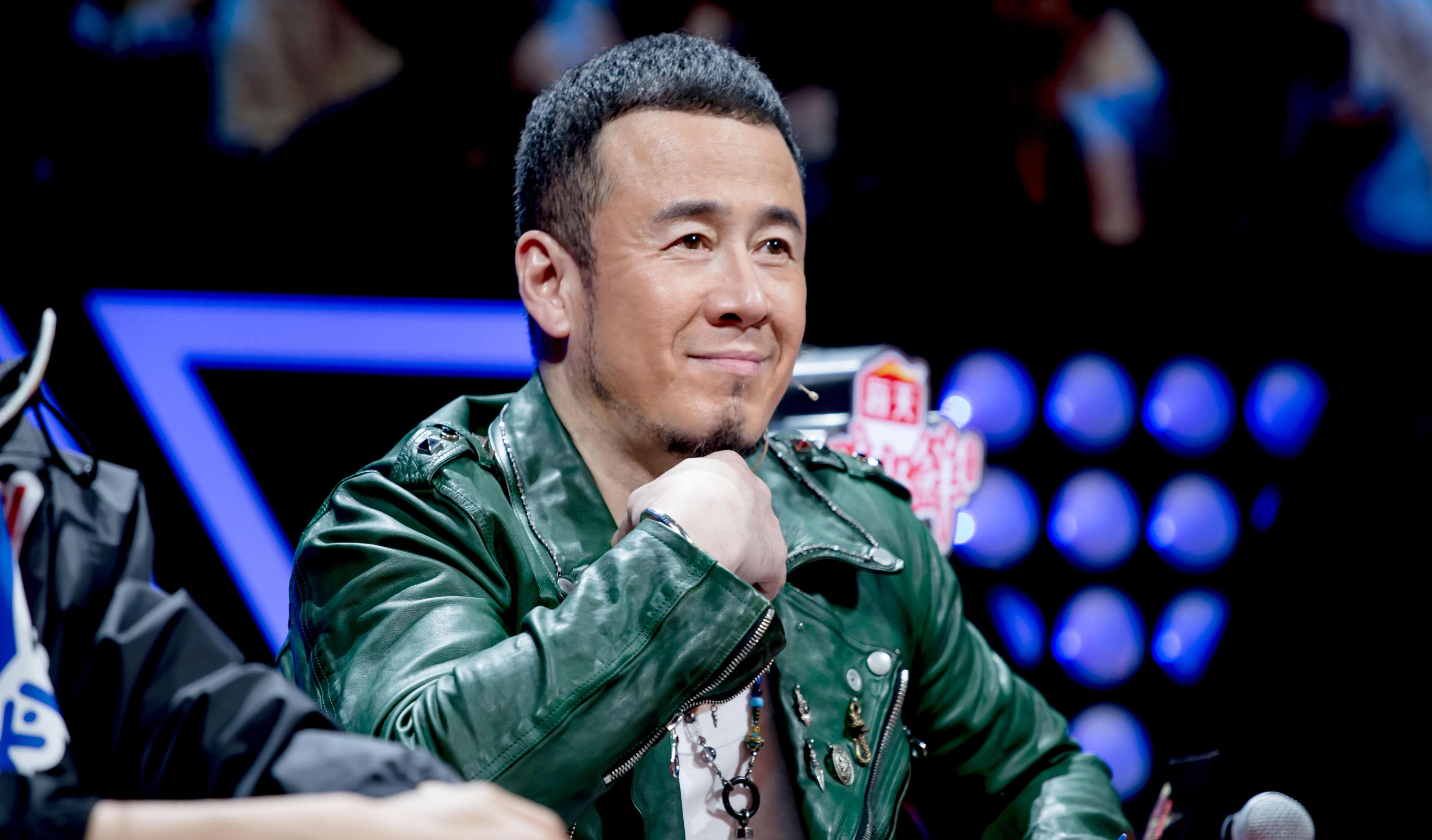 那英私人聚会曝光,手夹香烟稳坐C位,一旁的杨坤身边美女环绕抢镜