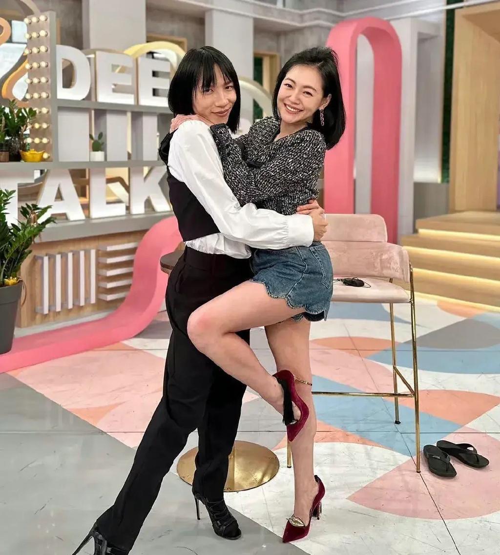 小S|小S参加同志婚礼状态回春，与唐老师热辣相拥秀腿，动作被指低俗