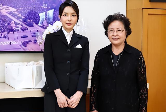 粉底液 50岁韩国第一夫人金建希，五官僵硬颜值出圈，年过半百却肤白貌美