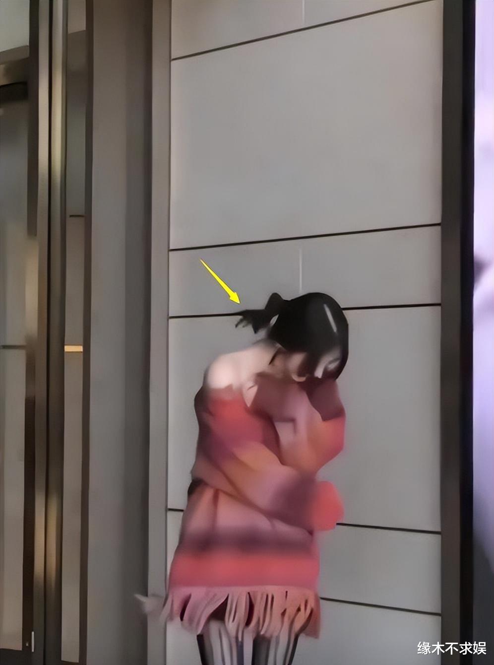 韩素希香港活动引争议！街头放飞自我、神情迷离，被质疑也磕了！