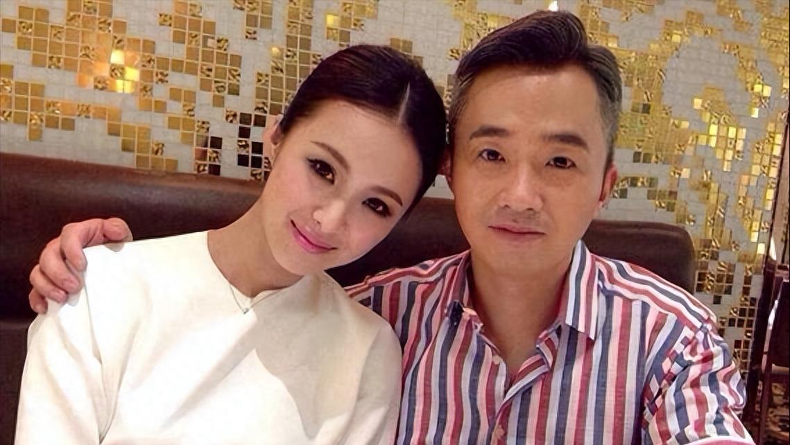 程雷和妻子王萌萌的感情,虽年纪相差18岁,但依旧甜蜜如初