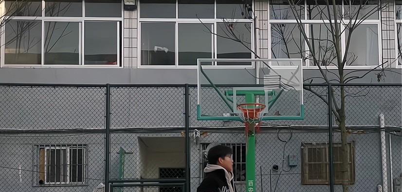 陕西:男子球场打球遭大妈制止:孩子上网课呢