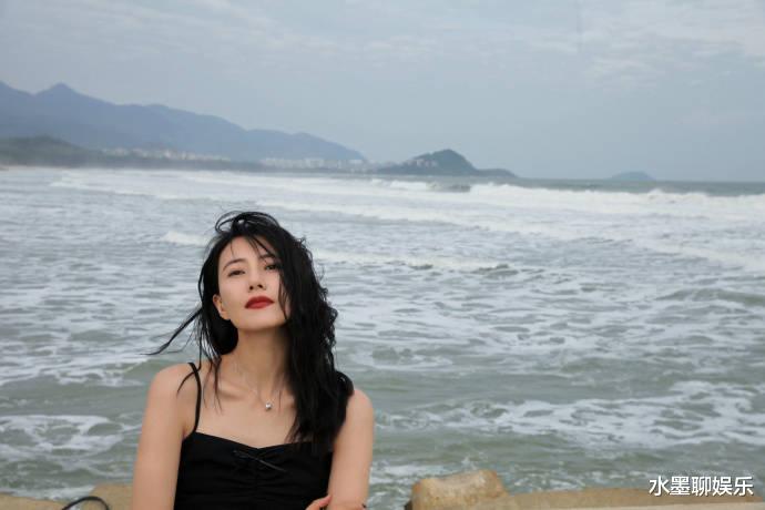 高圆圆穿黑色吊带裙漫步海边 红唇配卷发风情万种